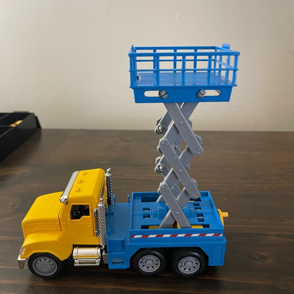 Driven by BATTAT Scissor Lift Truck W/ Lights & Sounds. - Picture 4 of 6